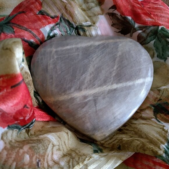 New Heart Shaped Moonstone - Picture 5 of 7